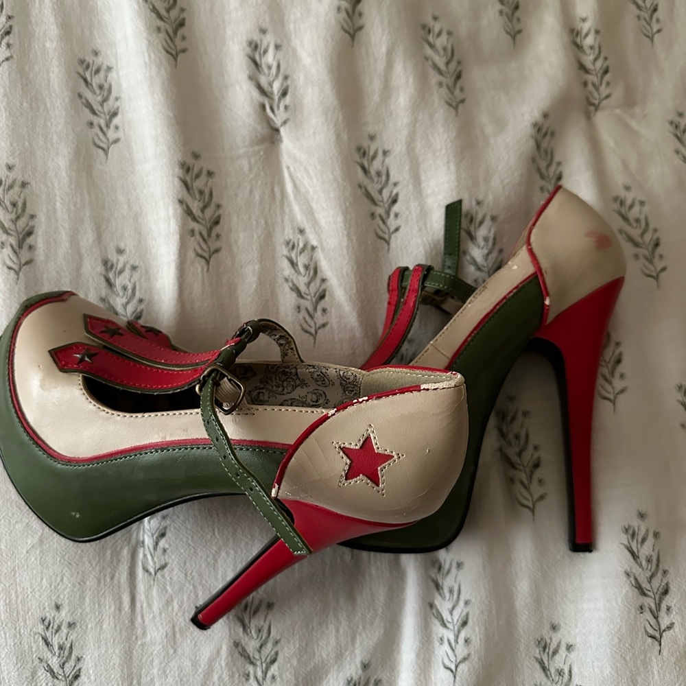 Bordello Military Retro Pinup Heels with Star Detail - Picture 2 of 7